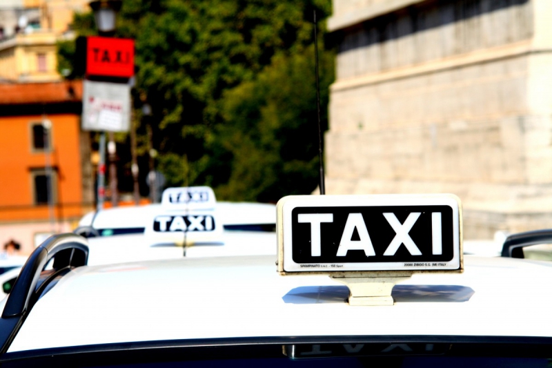 taxis-COMPS SUR ARTUBY-min_taxi_auto_rome_road_white-1051610